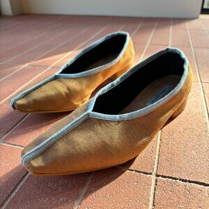 About Arianne Gina Pumps Natural